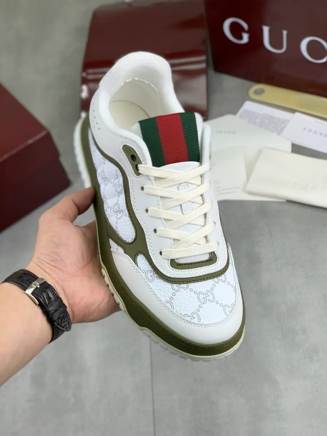 Men's men's shoes 💰P542 new Gucci Gucci couple 🧑‍🤝‍🧑 autumn and winter low-end catwalk casual sneakers, top version! Oil edge craftsmanship. New model for early spring, creating a perfect style, cool and sassy, ​​c-position fashionable wear, classic shoe style with retro and futuristic feel, showing exquisite texture! Open mold to customize high-density outsole. Comes fully packaged. Size: 35-45 Fabric: Imported calfskin punching Lining: Imported original towel lining